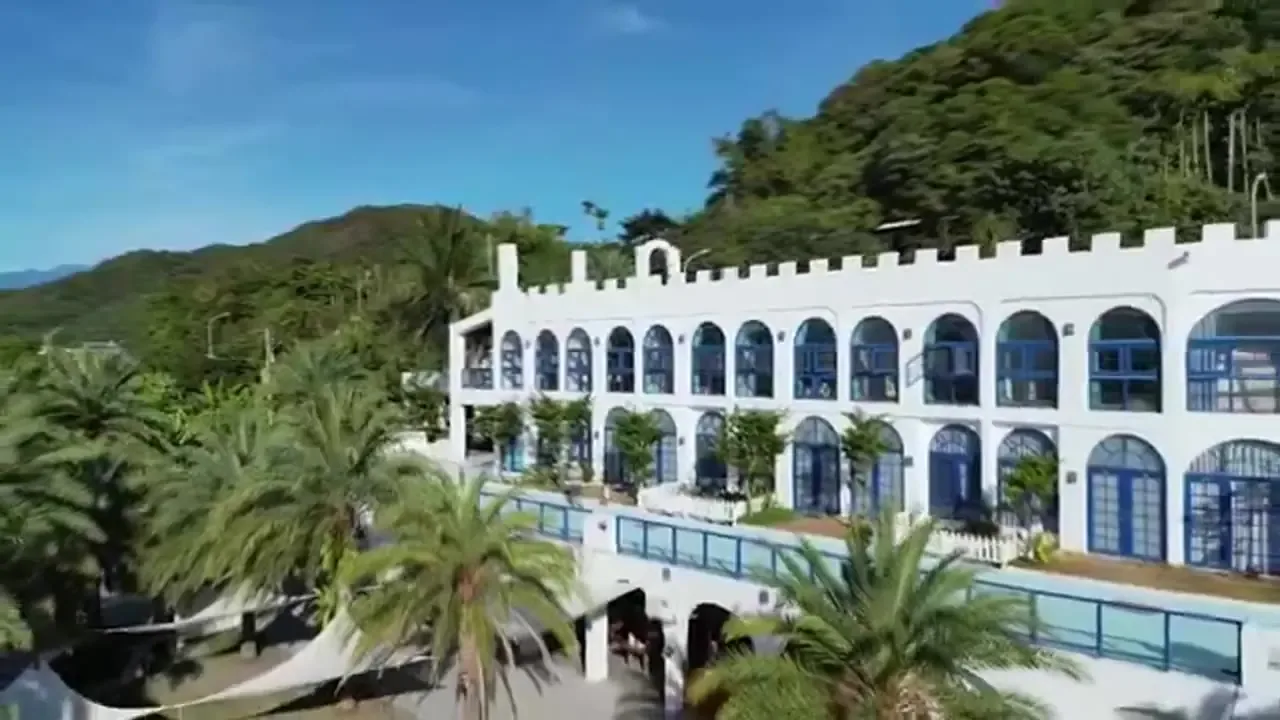 太平洋莊園空拍，白色建築與椰子樹
