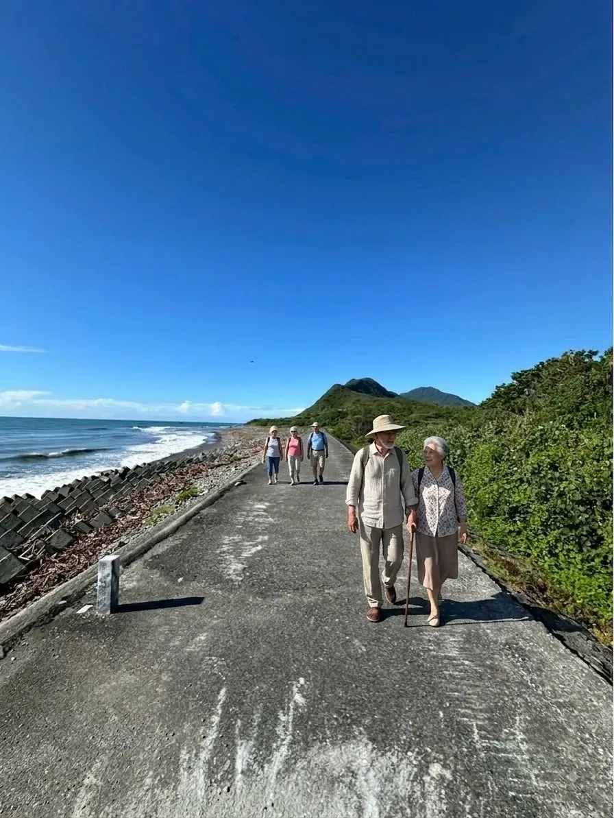 早上在海堤上漫步