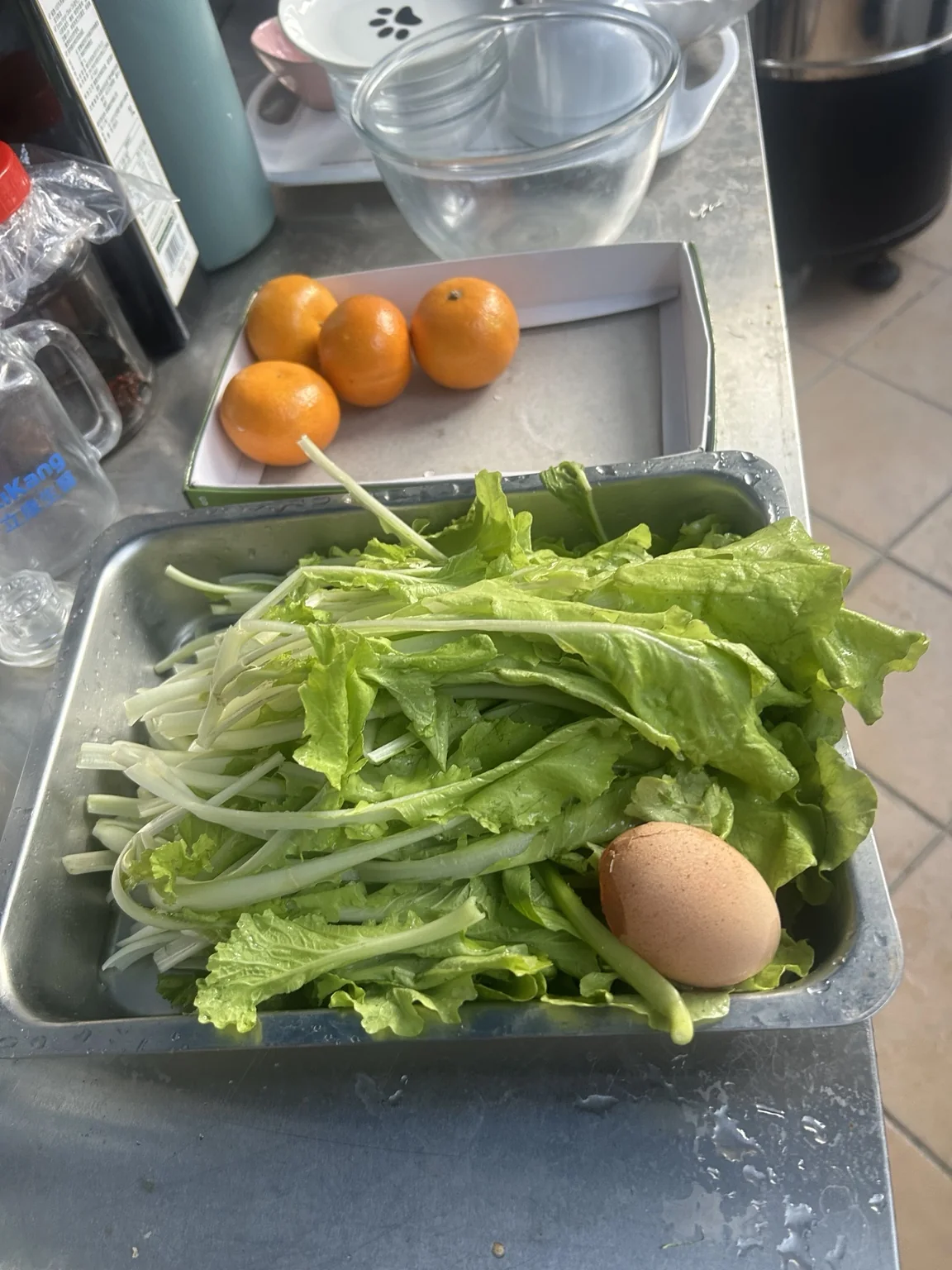 公共廚房準備中的新鮮蔬菜與雞蛋